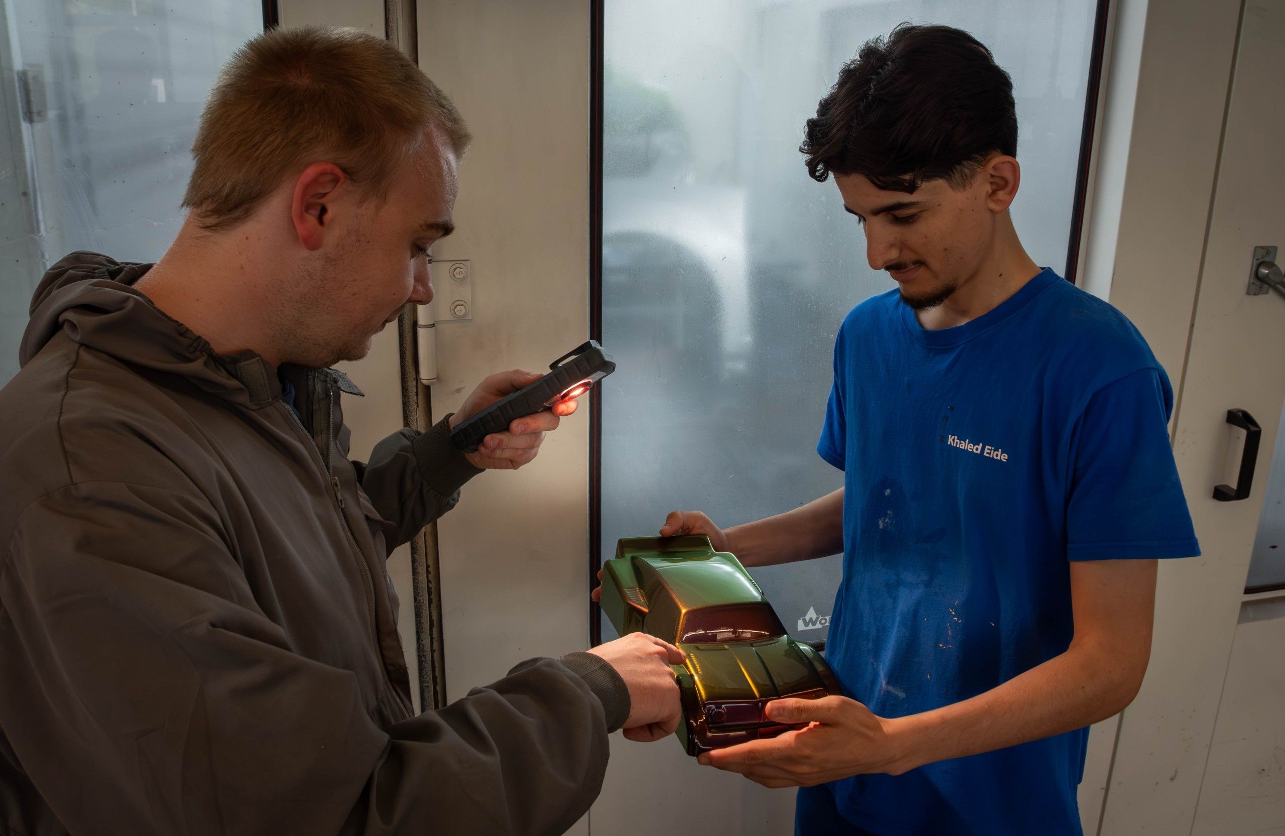 Begutachtung Lack unter Lampe