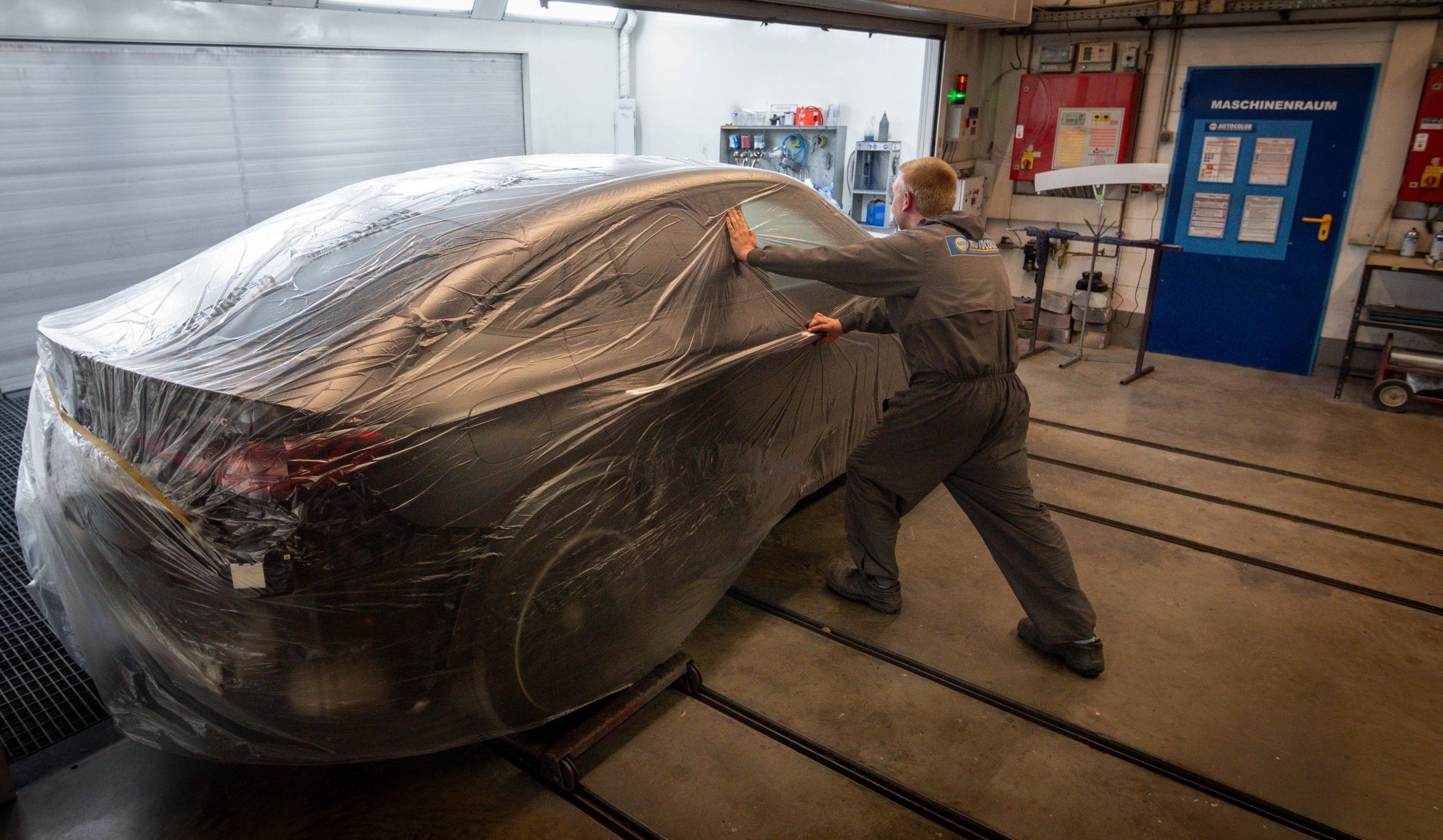 Zur Teillackierung vorbereitetes, in Folie verpacktes Auto