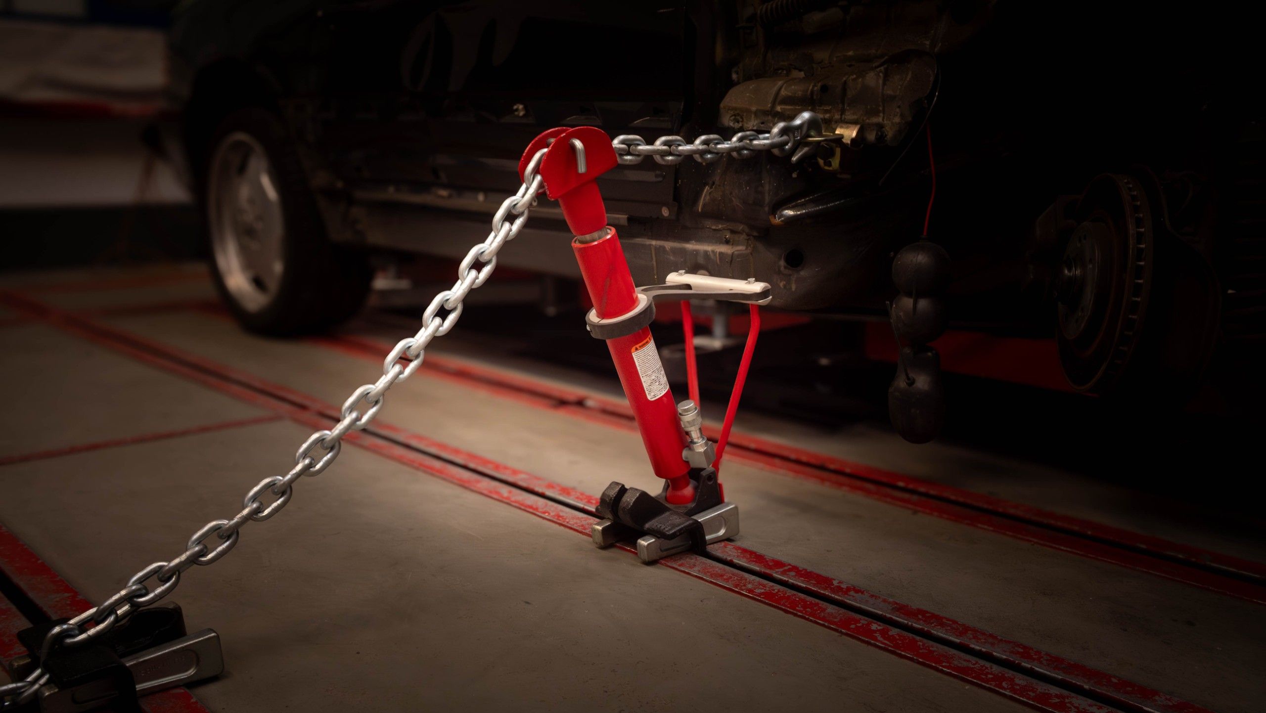 Autokarosserie richten mit Hilfsmittel