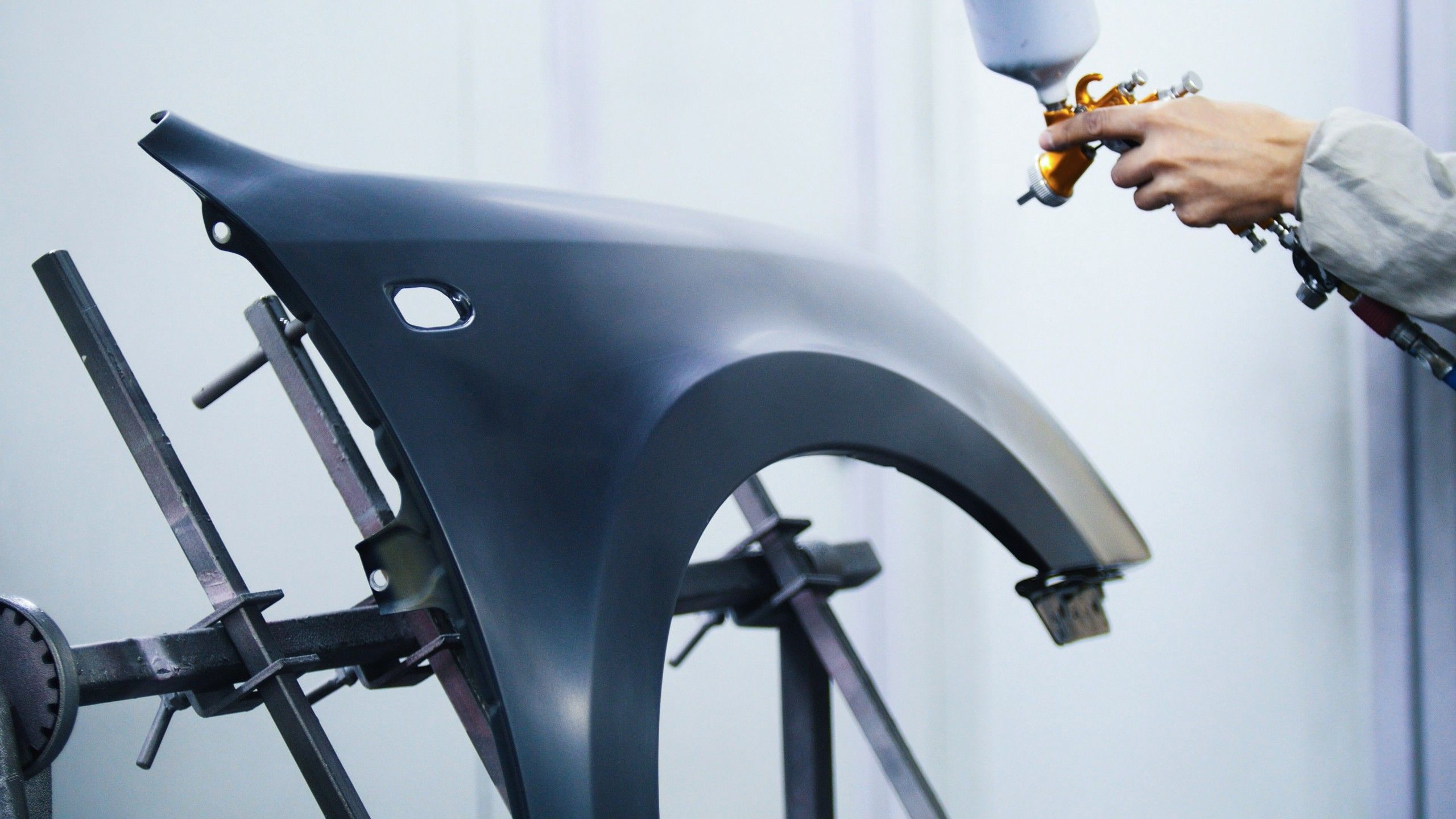 Kotflügel lackieren mit Lackierpistole